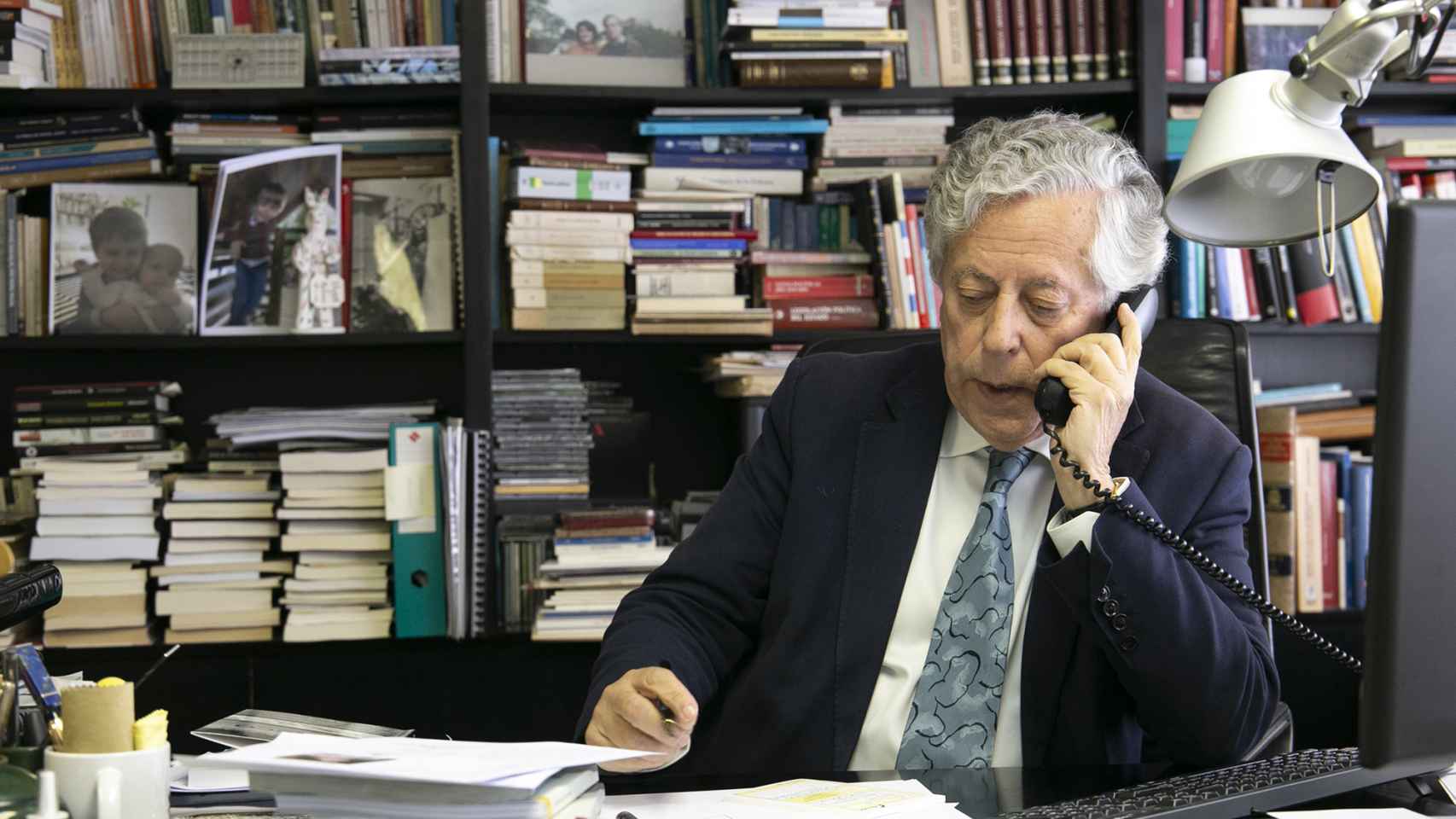 Aguilar atiende una llamada en su despacho.