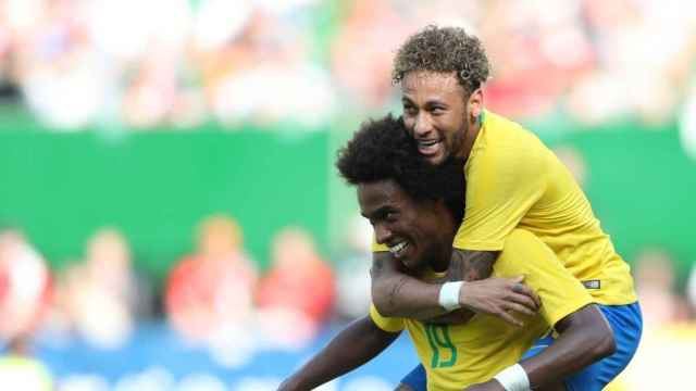 Willian y Neymar celebran un gol en el Austria 0-3 Brasil. Foto: cbf.com.br