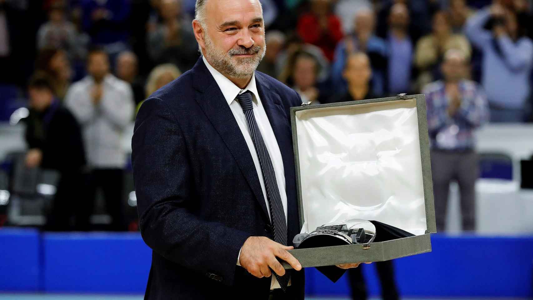 Pablo Laso recibiendo el trofeo a mejor entrenador de la Euroliga
