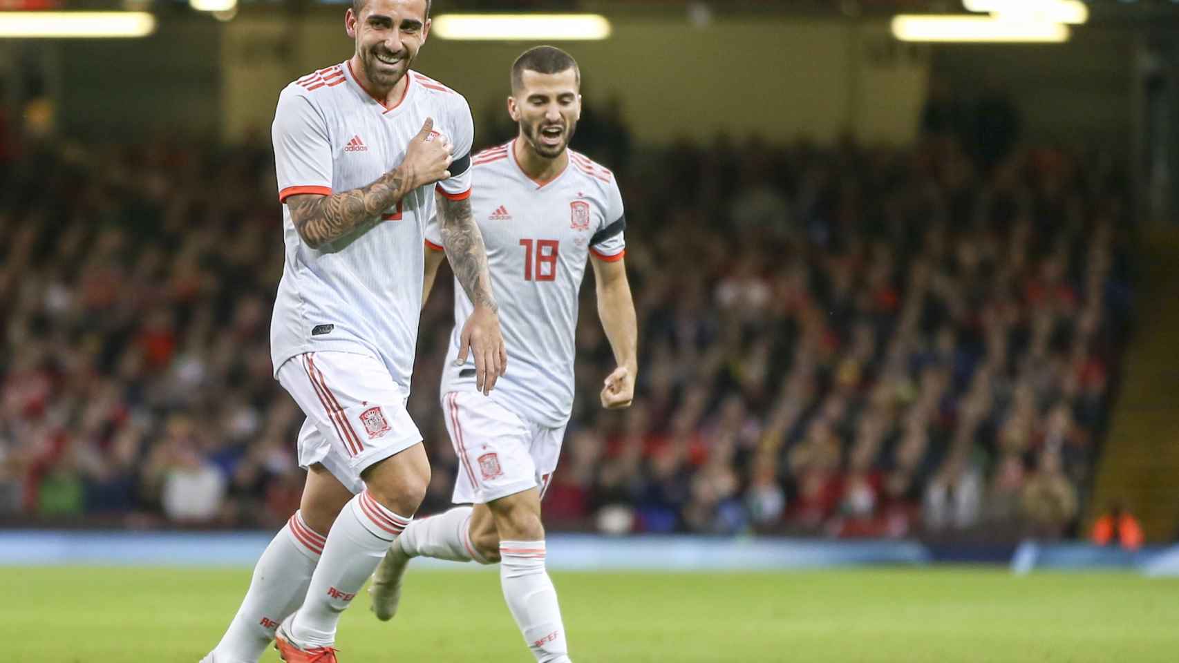 Alcácer celebra un gol en el Gales - España