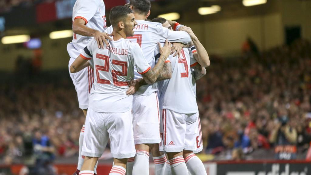 España celebra uno de sus goles contra Gales