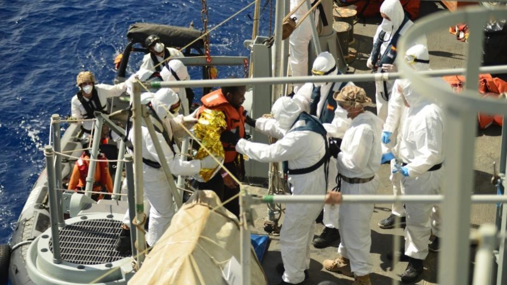 Imagen del rescate efectuado por la Numancia en aguas del Mediterráneo.
