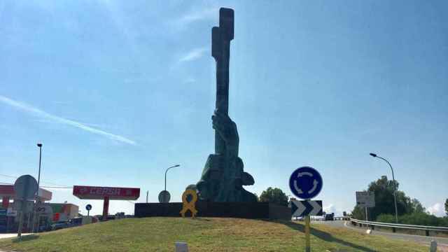 El lazo independentista colocado en el monumento 'Braços i Reims' de L'Ametlla de Mar (Tarragona).
