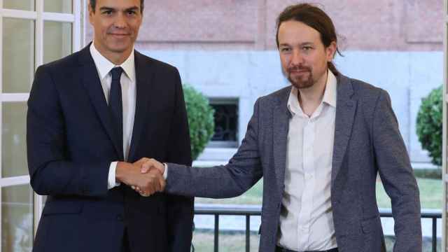 Pedro Sánchez y Pablo Iglesias durante la firma del acuerdo de Presupuestos.