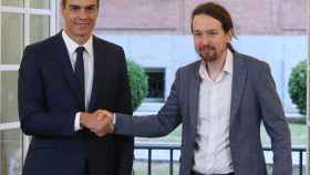 Pedro Sánchez y Pablo Iglesias durante la firma del acuerdo.