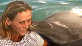 Joana, junto a un delfín.