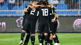 Los jugadores de Argentina se abrazan tras marcarle un gol a Irak