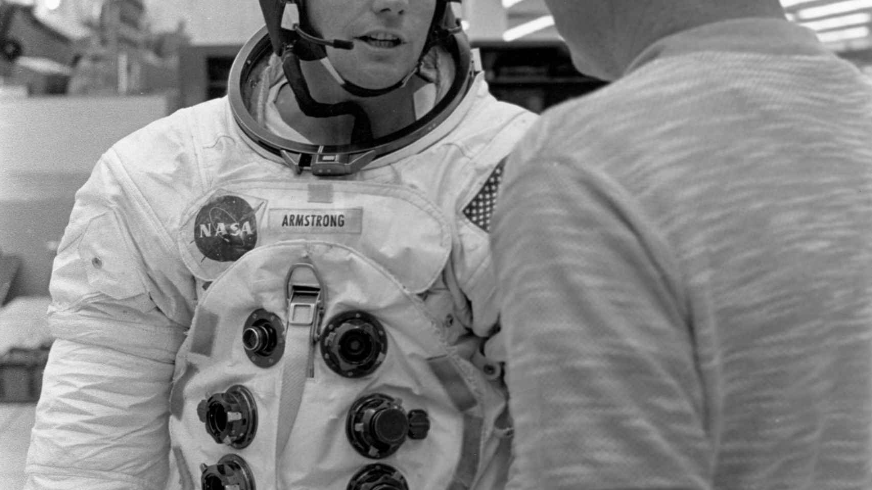 Neil Armstrong con el astronauta Don L. Lind en el módulo de entrenamiento espacial
