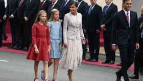 Pedro Sánchez, junto a la reina Letizia y las princesas en el desfile.