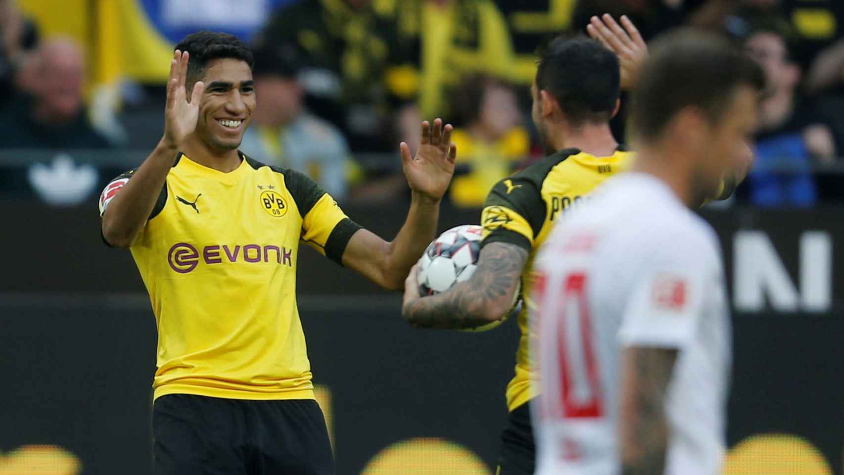 Achraf celebra uno de los goles del Dortmund