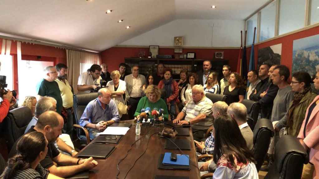 Concentración de concejales de Izquierda Unida en apoyo a Ana Díaz tras las amenazas recibidas.