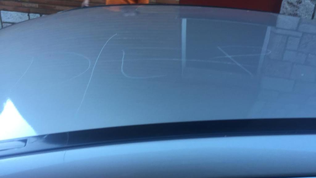 El coche de José Manuel Pello apareció rayado con el acrónimo DEP (Descanse en Paz).