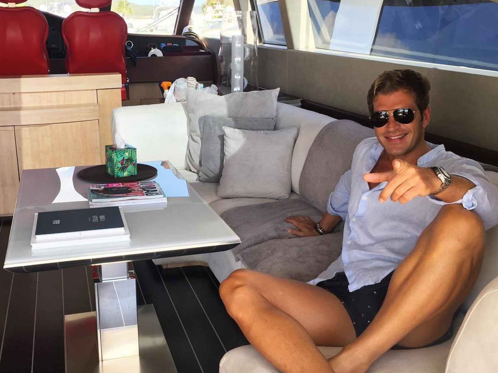 Darek, a bordo de un yate en Ibiza.