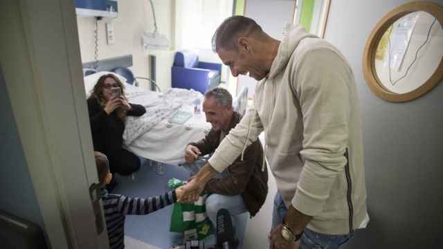 Joaquín Sanchez visitando a un niño convaleciente en el hospital Virgen del Rocío
