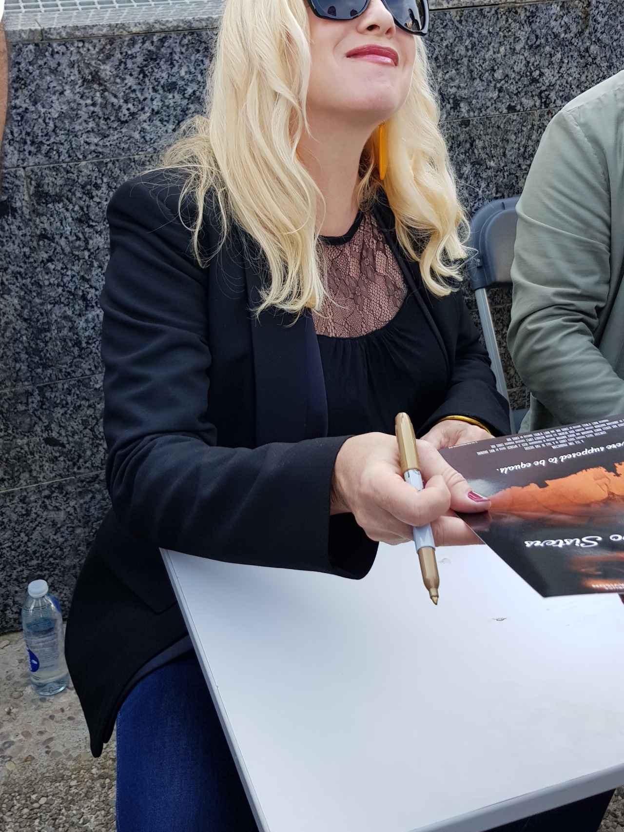La actriz durante la firma en España.