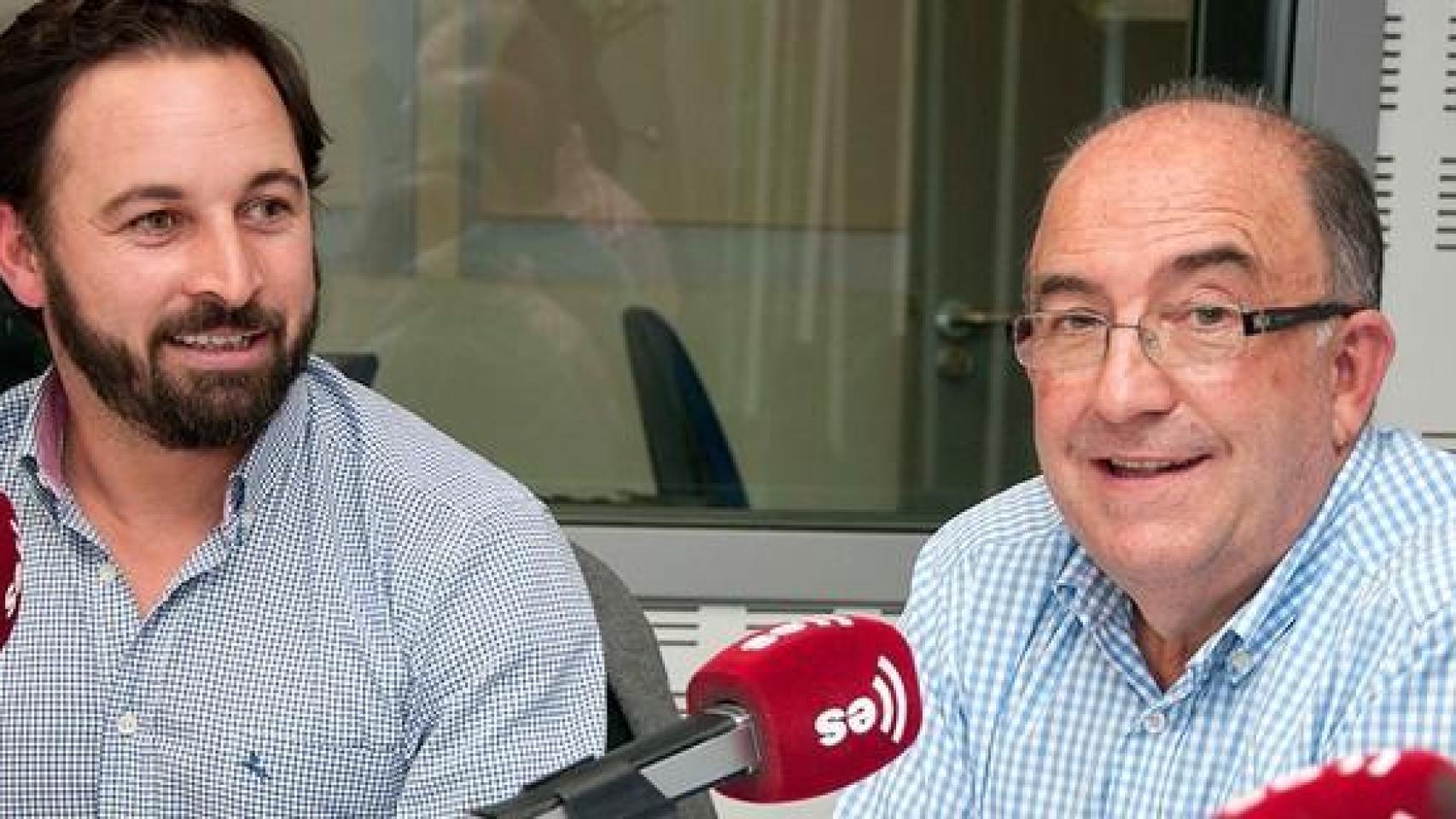 Santiago Abascal Escurza (izquierda), padre de Santiago Abascal Conde (derecha) fue su principal referente político