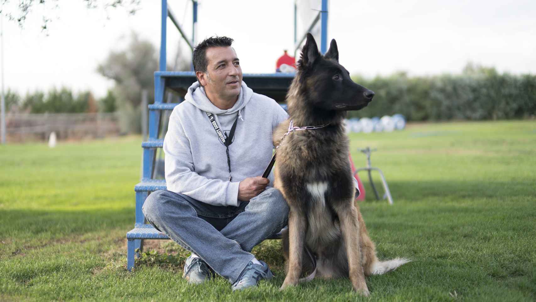 Ángel Mariscal posa junto a un perro de protección.