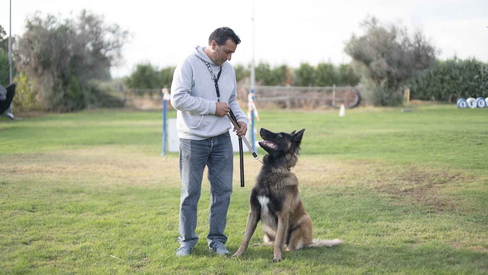 Ángel posa junto a uno de sus perros en las instalaciones de Security Dogs.