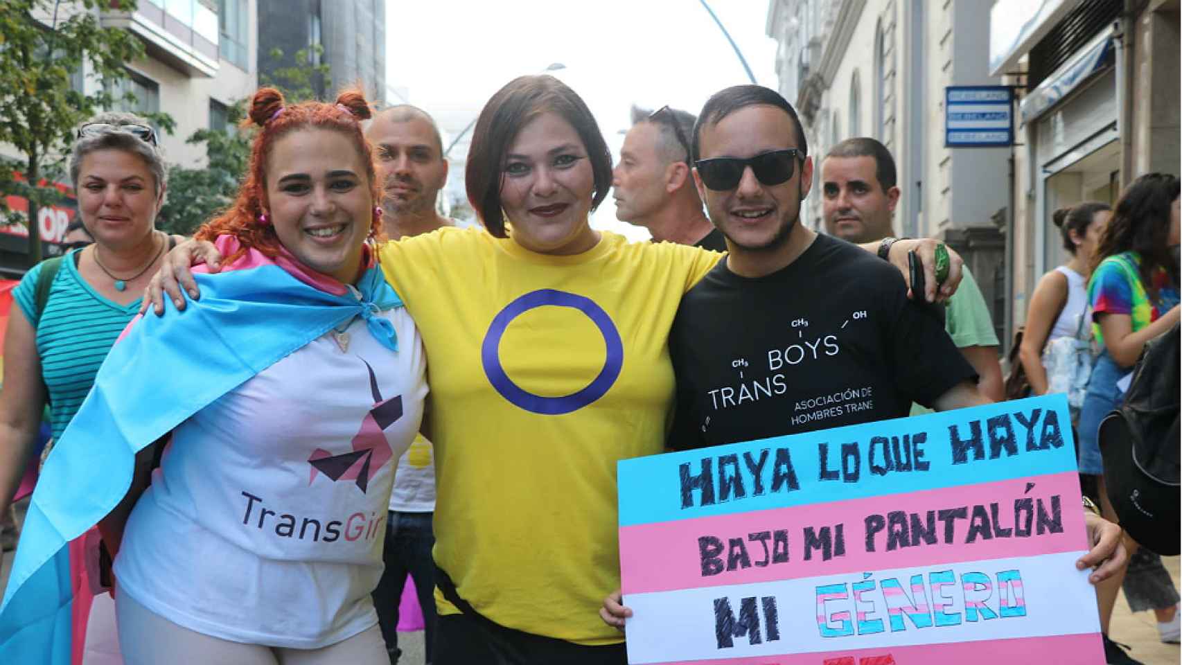 Clara junto a dos activistas, de Transboys y de Transgirls, en una manifestación en Santa Cruz de Tenerife.