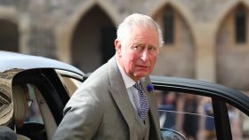 El príncipe Carlos bajándose del coche ante el castillo de Windsor.