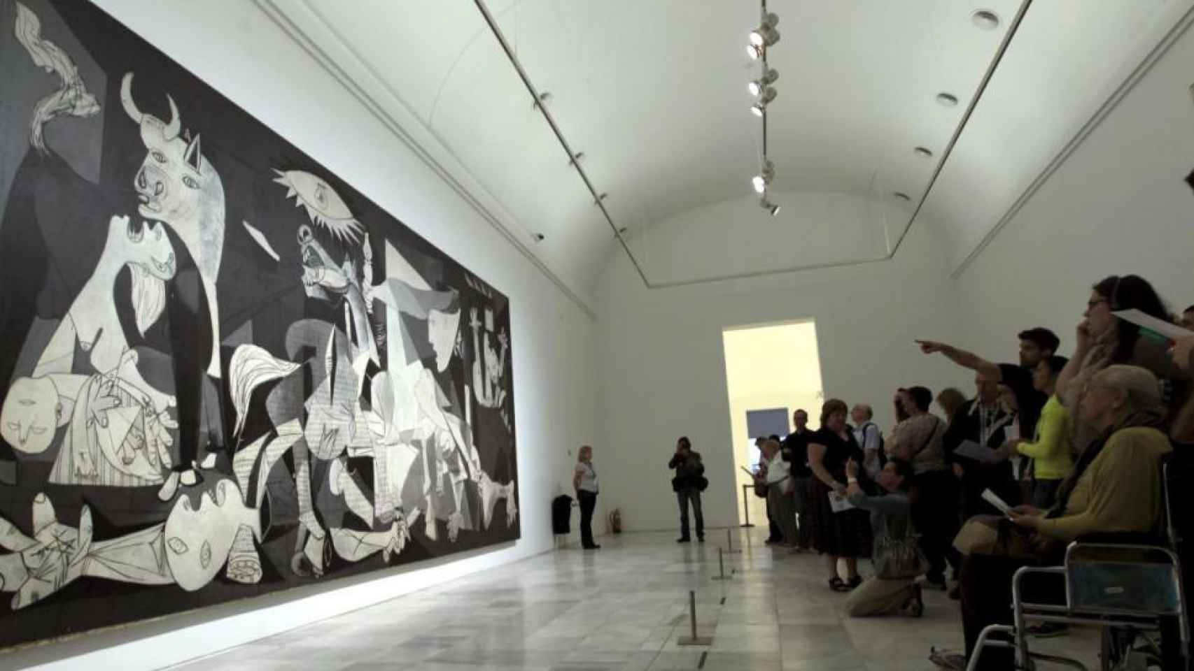 El Guernica en su sala del Reina Sofía.