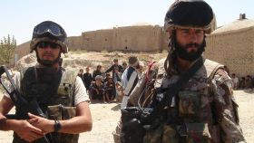 A la derecha, el capitán San Miguel, junto a uno de sus compañeros en Afganistán.