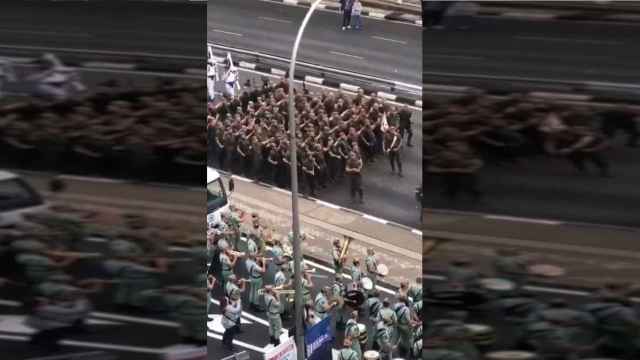 Baile de los militares en el desfile de la Fiesta Nacional.