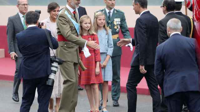 Pedro Sánchez  se dispone a saludar al rey Felipe, junto sus hijas, la princesa Leonor y la infanta Sofía.