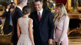 Los reyes Felipe VI y Letizia y presidente del gobierno Pedro Sánchez y su mujer Begoña Gómez, este viernes.