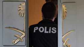 Un policía turco entra en el consulado.