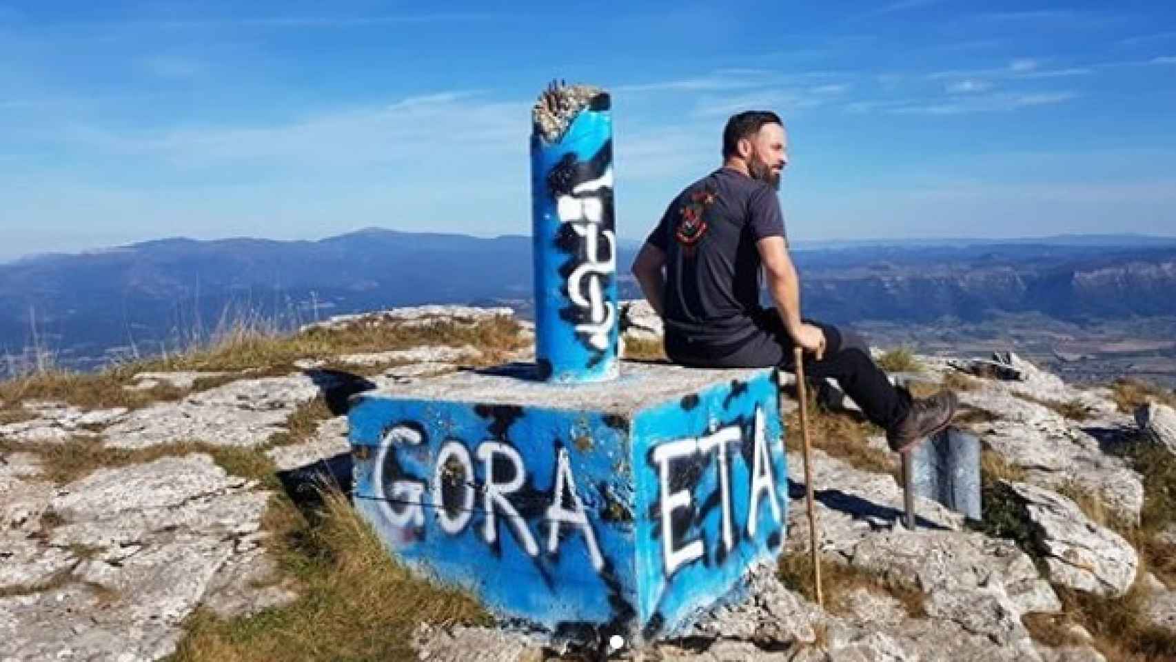 La vida de Santiago Abascal posando en Gora ETA