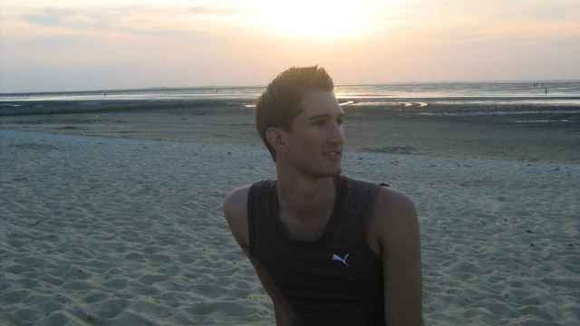 Bastian posa en una playa de vacaciones.