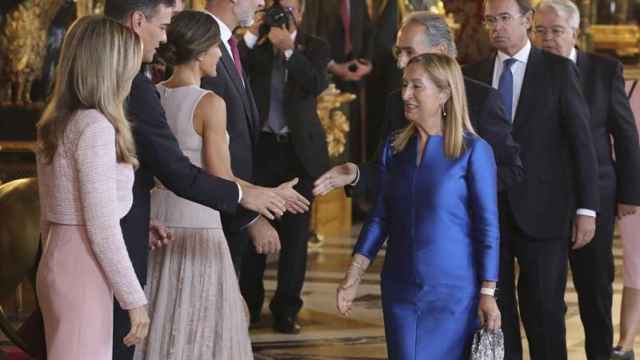 Sánchez y Begoña Gómez en el besamanos del Palacio Real, en el momento del error.