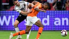 Dos jugadores luchan por el balón durante el Holanda - Alemania