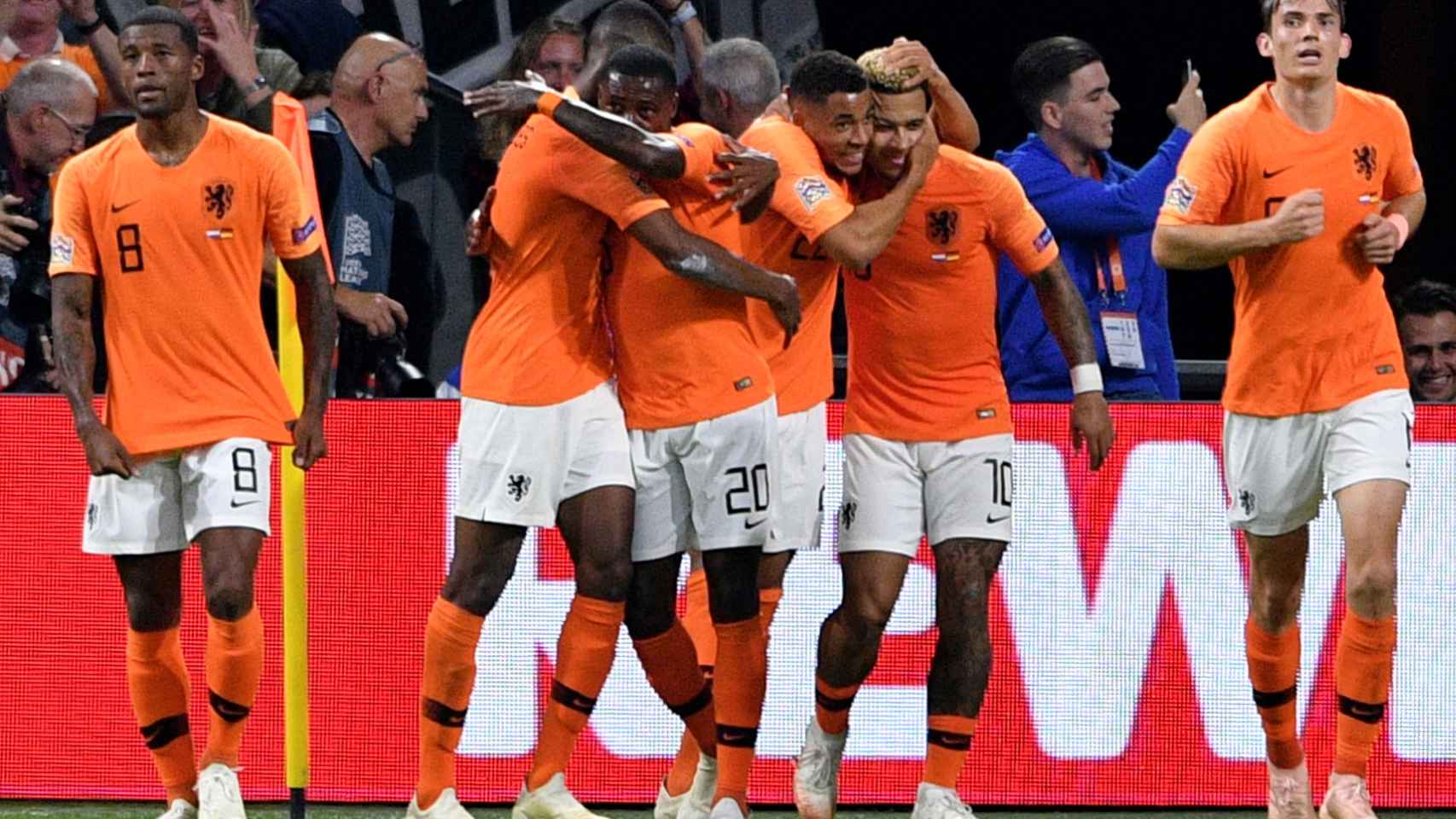 Los jugadores de Holanda se abrazan tras marcar un gol a Alemania