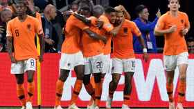 Los jugadores de Holanda se abrazan tras marcar un gol a Alemania