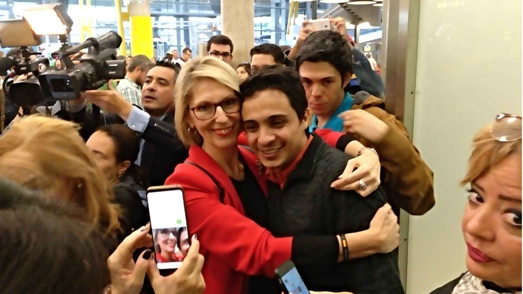 La eurodiputada Beatriz Becerra, abrazada a Lorent Saleh a su llegada al Aeropuerto Adolfo Suárez-Madrid Barajas.