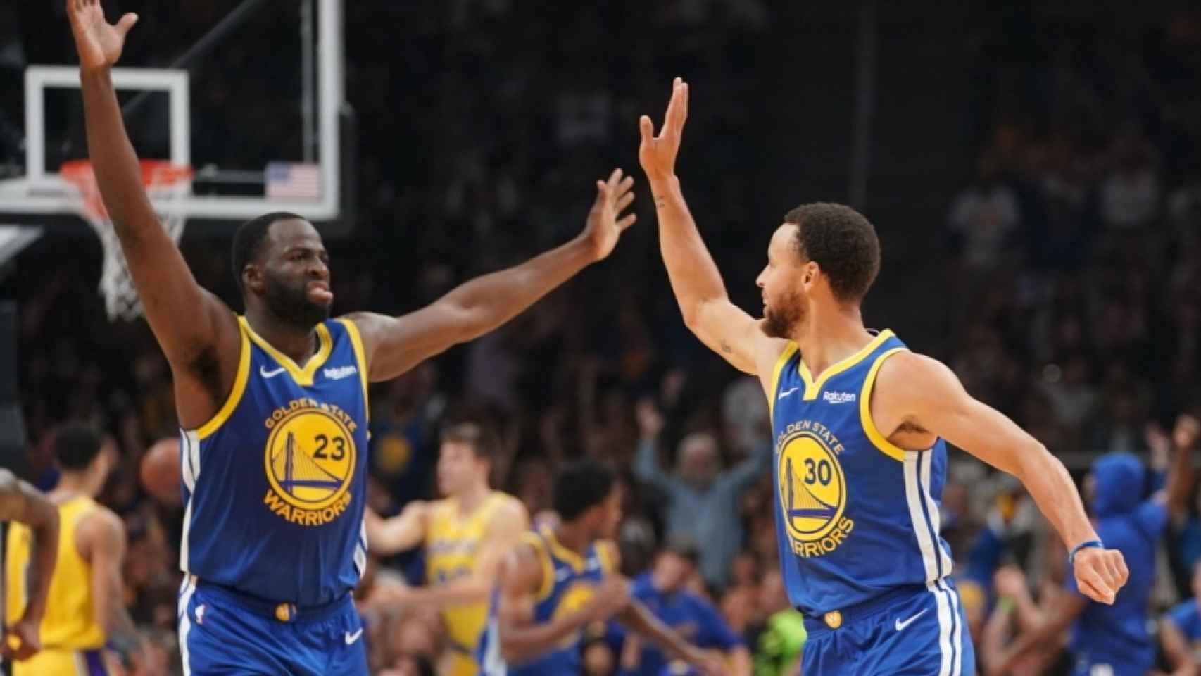 Draymond Green y Stephen Curry celebran una canasta en el partido de pretemporada entre Golden State Warriors y Los Angeles Lakers