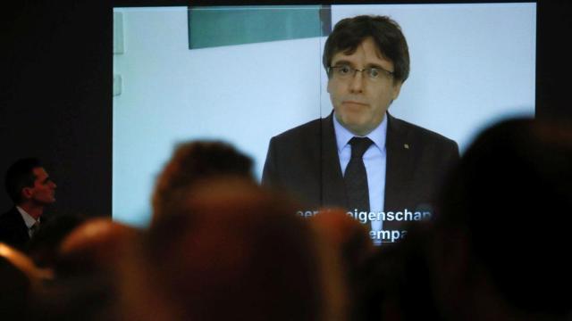 Puigdemont se ha convertido en un personaje virtual, que siempre aparece en pantallas .