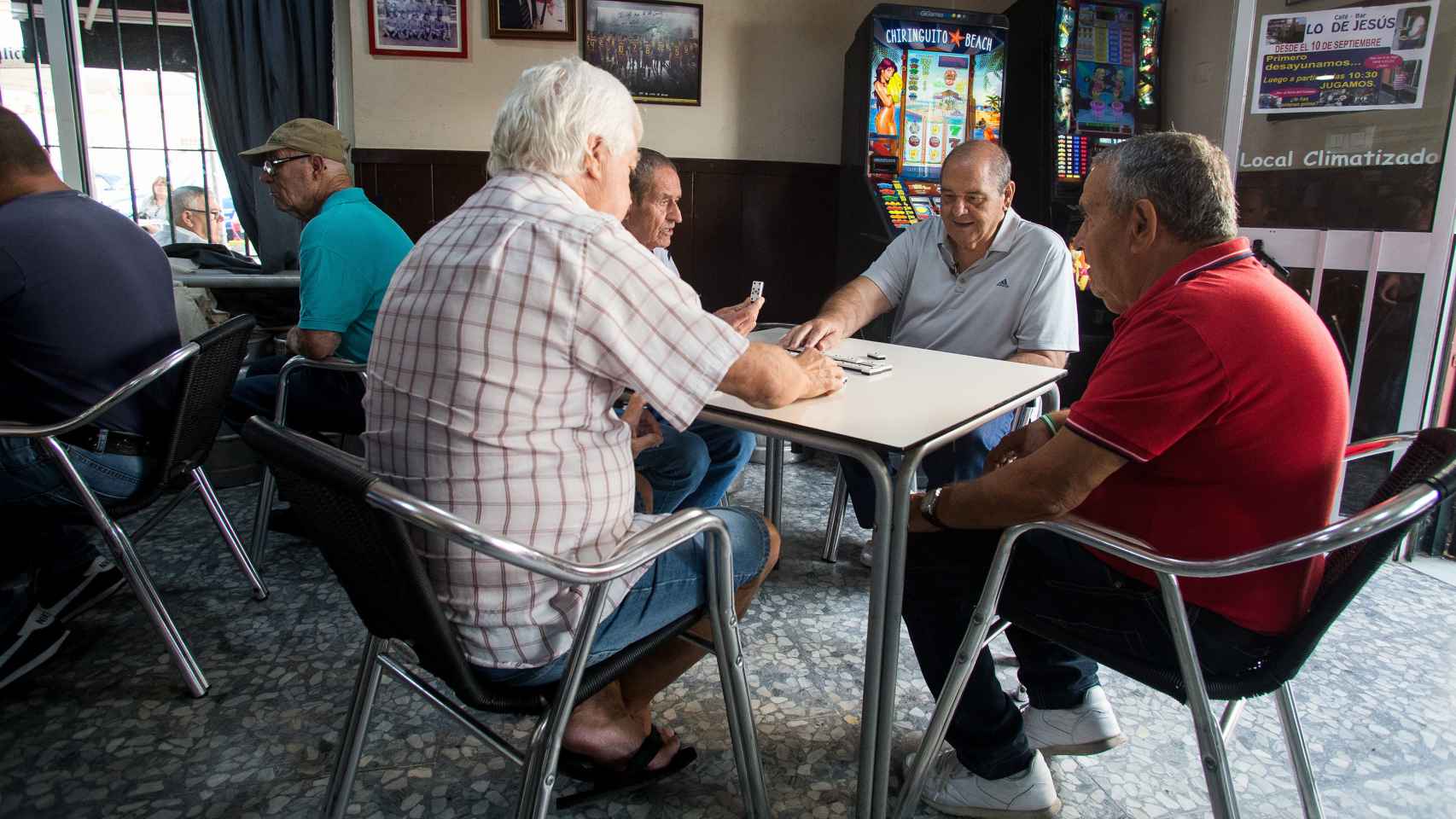 Aurelio Sánchez junto a sus amigos a primera hora de la mañana jugando al dominó en un bar de El Puerto de Santa María (Cádiz).