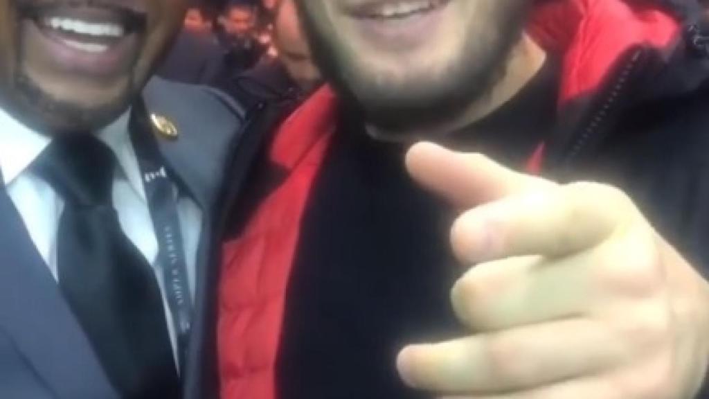 Leonard Ellerbe, representante de Floyd Mayweather, y Khabib Nurmagomedov