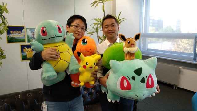 Kensaku Nabana, desarrollador artístico del juego, y Junichi Masuda, director de la saga Pokémon.