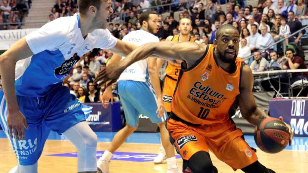 Will Thomas trata de superar la defensa de Nick Spires en el Monbus Obradoiro - Valencia Basket