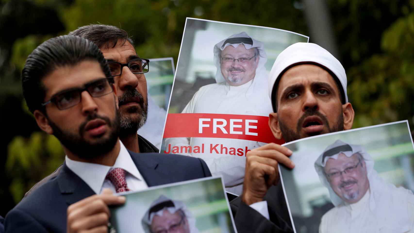 Activistas de derechos humanos sostienen fotos de  Khashoggi, en una protesta en Estambul.