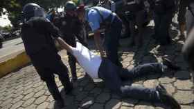Agentes del régimen sandinista detienen en Managua a un manifestante antes de la marcha Unidos Por la Libertad .