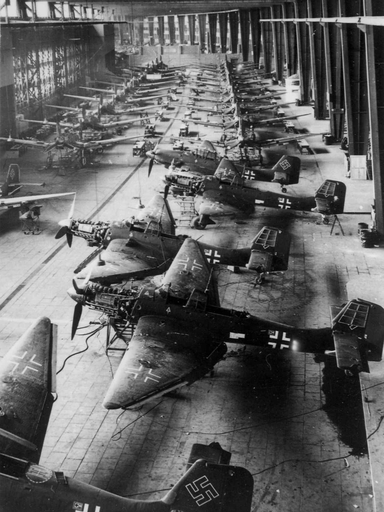 Talleres de montaje de aviones del III Reich en el aeropuerto berlinés de Tempelhof.