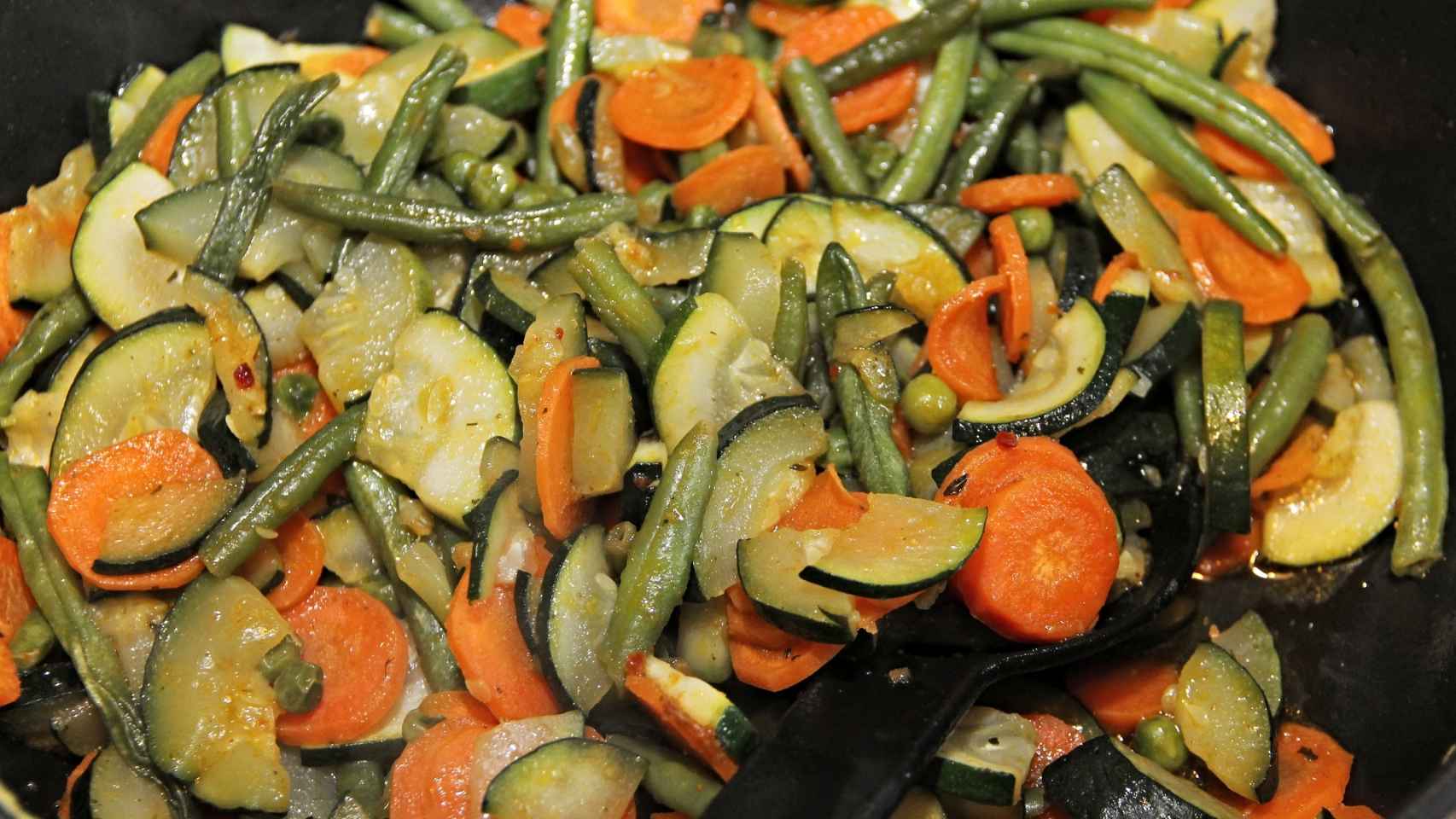 Una guarnición de verduras, al horno o asadas, es más nutritiva que las patatas fritas.