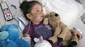Elizabeth Storrie, una de las niñas afectadas por la mielitis flácida aguda.