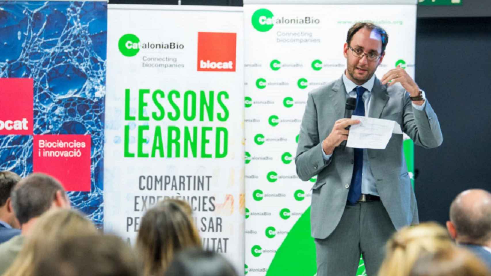 Rosendo Garganta, CEO y fundador de Devicare, durante una charla en un evento.