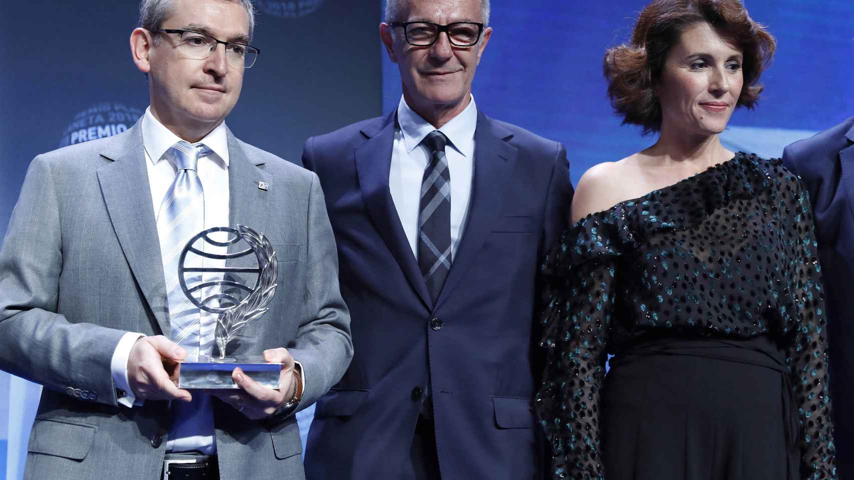 Santiago Posteguillo, ganador del LXVII Premio Planeta, José Guirao, ministro de Cultura, y Ayanta Barilli, la otra finalista.
